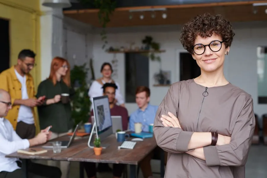 Empreendedora com a equipe no início do negócio